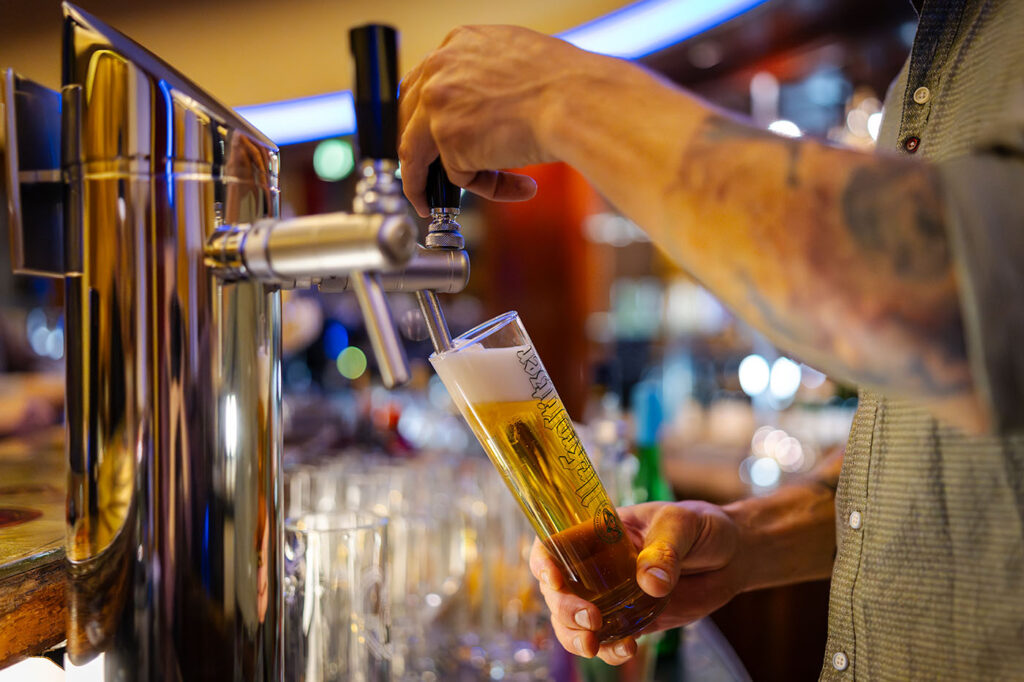 Ringcafe Bar Bier zapfen