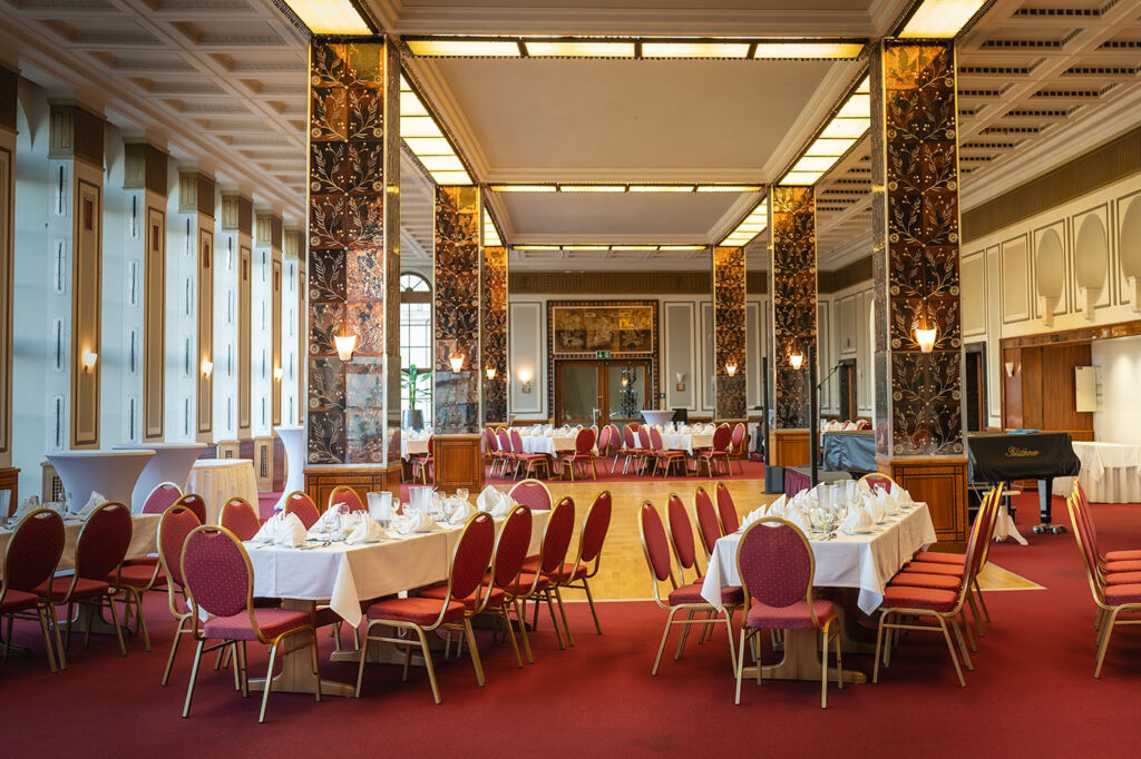 Ringcafe Hauptsaal fuer Hochzeiten und Firmenfeiern